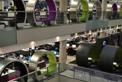 Разноцветные рабочие отсеки в офисе BBC