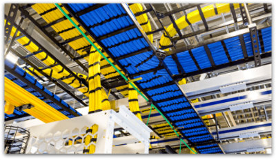 Помещение, в котором длинные кабели разных цветов тянутся вдоль потолка и спускаются на пол 