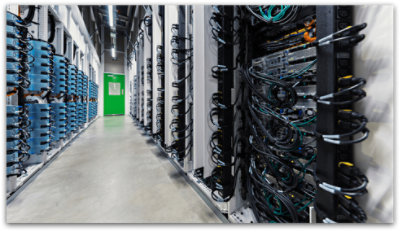 Серверная комната с проводами и кабелями по обеим сторонам 