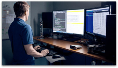 Человек работает за столом стоя 