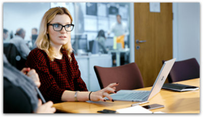 Человек что-то говорит на собрании 