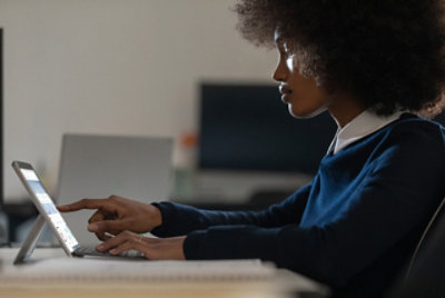 Ребенок, использующий планшет, который подключен к клавиатуре