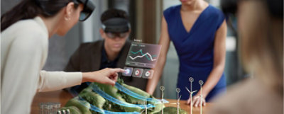 Personer, der arbejder med et augmented reality-headset.