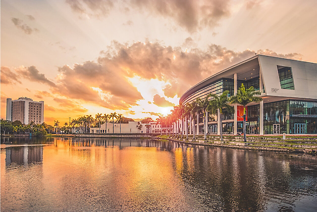 A Universidade de Miami ao pôr do sol 