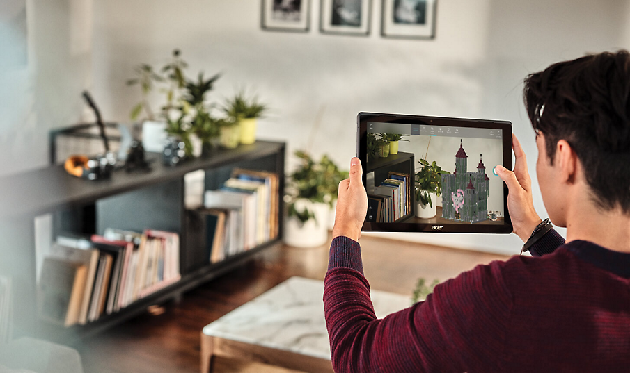 En person, der sidder i deres dagligstue og bruger en tablet med mixed reality til at se, hvordan et produkt vil se ud i deres hjem