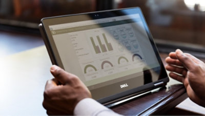 Hände halten ein Tablet, auf dem Daten für die TD Bank zu sehen sind