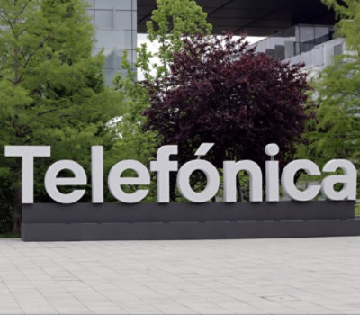 Im Außenbereich befindet sich ein großes Schild mit der Aufschrift „Telefónica“