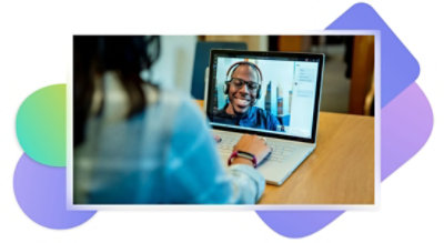 Eine Person mit einem Laptop, die an einem Teams-Videoanruf teilnimmt