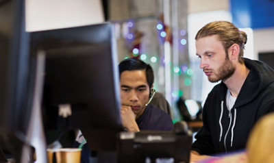 Due persone che lavorano insieme a una scrivania