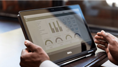 手持顯示 TD Bank 分析的平板電腦的雙手