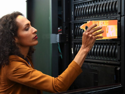  nainen pitelee paperinpalaa.