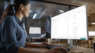 Nainen työskentelemässä tietokoneella