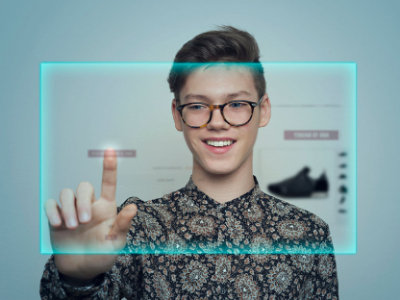 Een jonge man wijst naar een virtueel scherm.