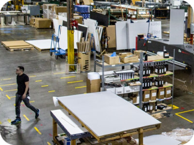 Een man die door een grote fabriek loopt.