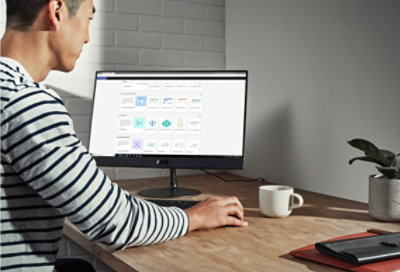 صورة لشخص يطالع قوالب Visio على شاشة سطح المكتب.