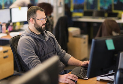 Una persona trabajando en su escritorio