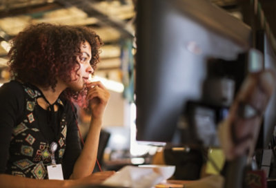 Una persona con un distintivo de identificación trabajando en su escritorio