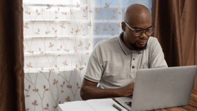 Eine Person, die an einem Laptop arbeitet