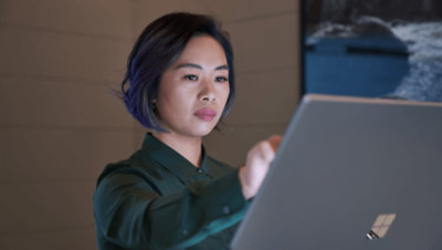 Eine Frau arbeitet mit einem Windows-Laptop