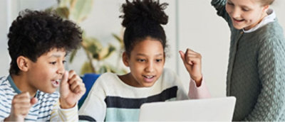 一名女孩和一名男士在看笔记本电脑。