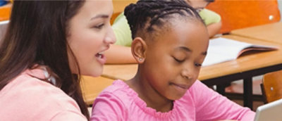 一名女孩的脸部特写。