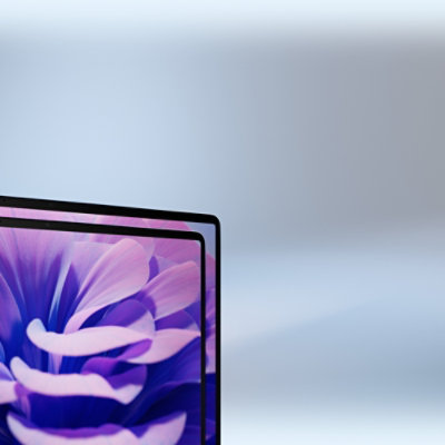  صورة ملصقة للكمبيوتر المحمول Surface Laptop يعرض مقطع فيديو يُظهر حجمين للعرض، وإطارات رفيعة وشاشة.