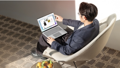 Una persona utilizza il touchscreen di un dispositivo Surface Laptop da 13,8 pollici nel colore Platino.