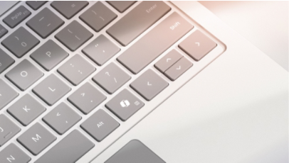 Surface Laptop のキーボードを詳細を示すクローズアップ。