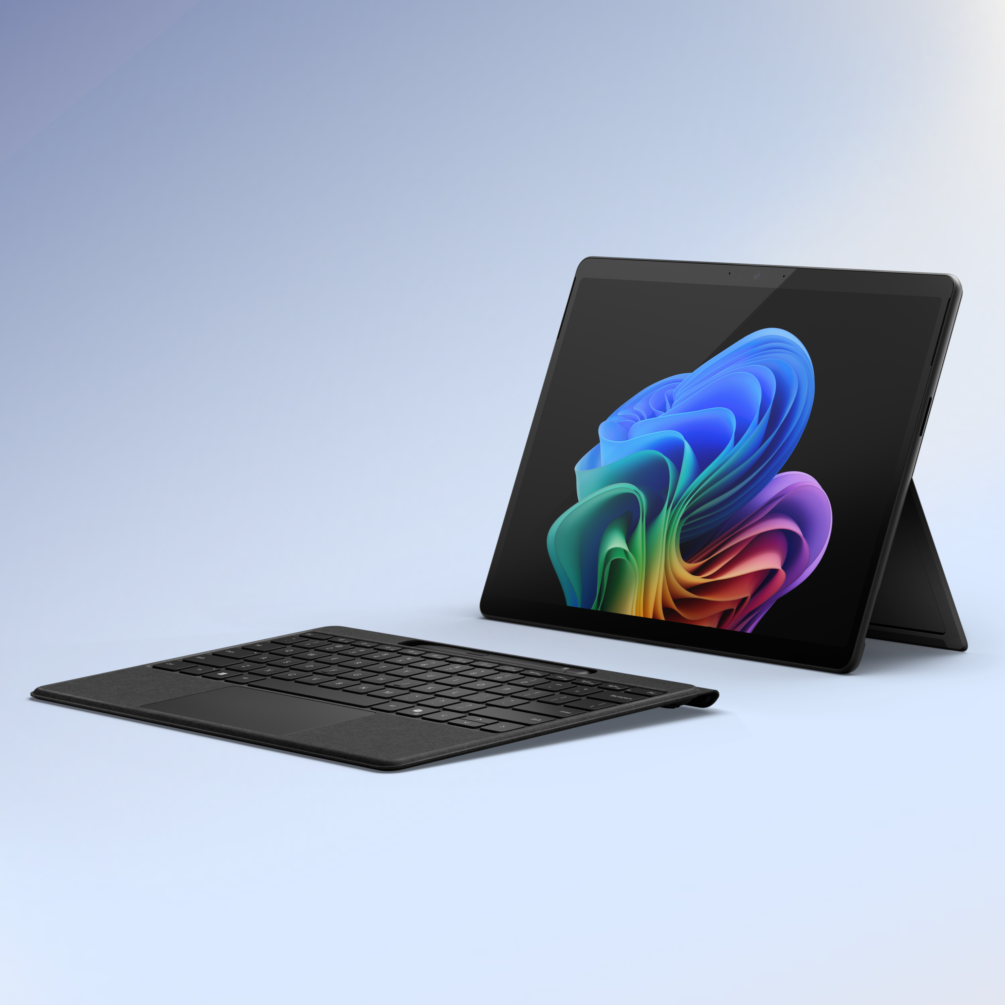 Un dispositivo Surface Pro Nero e una Surface Pro Flex Keyboard nera staccata.