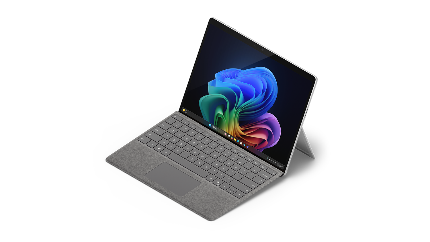 Hoekweergave van Surface Pro in platina met bevestigd toetsenbord.