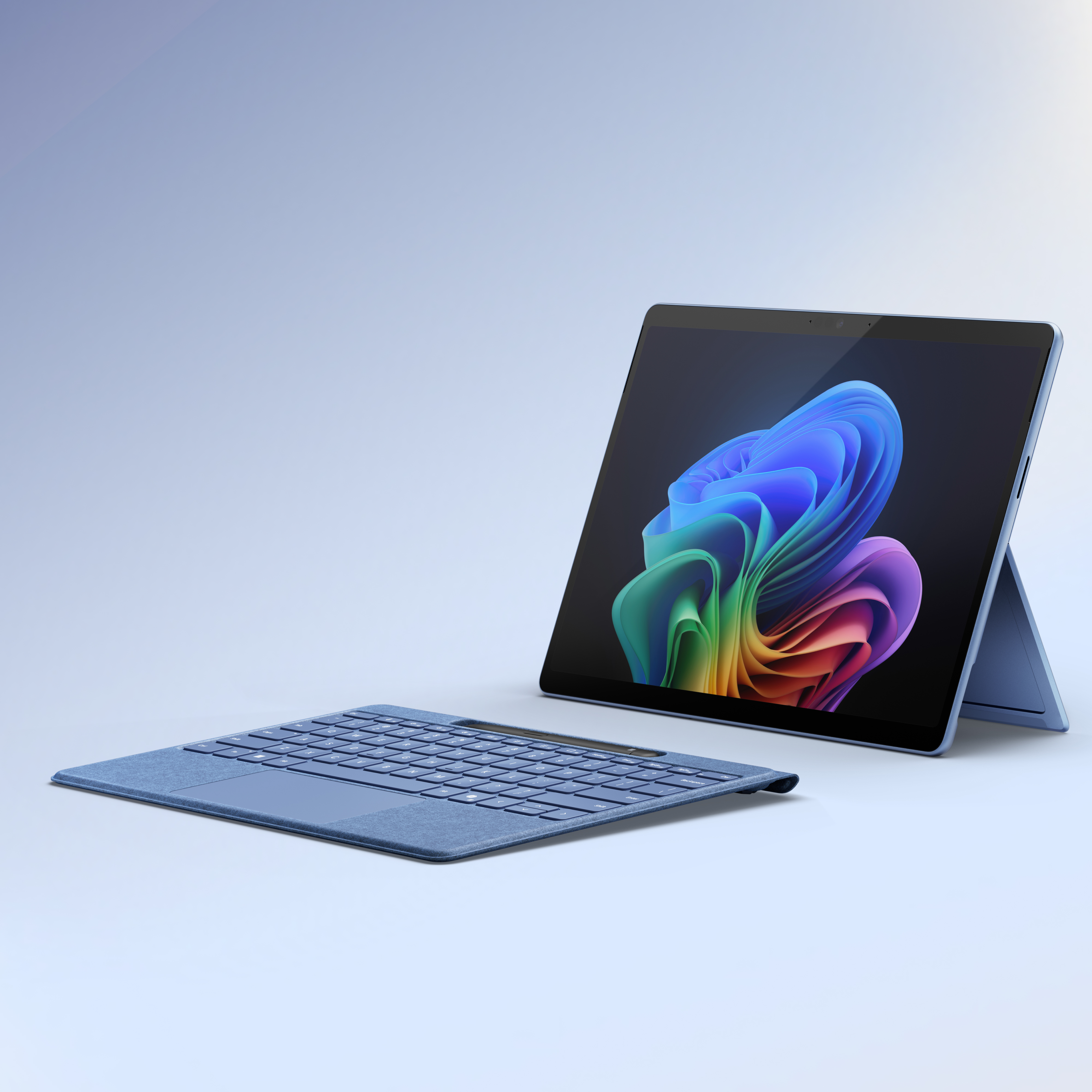 Surface Pro in Saphirblau und Surface Pro Flex Keyboard in hellem Saphirblau in nicht angebrachtem Zustand.