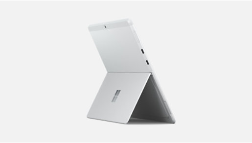 Zařízení Surface Pro X zobrazené v režimu stojanu.