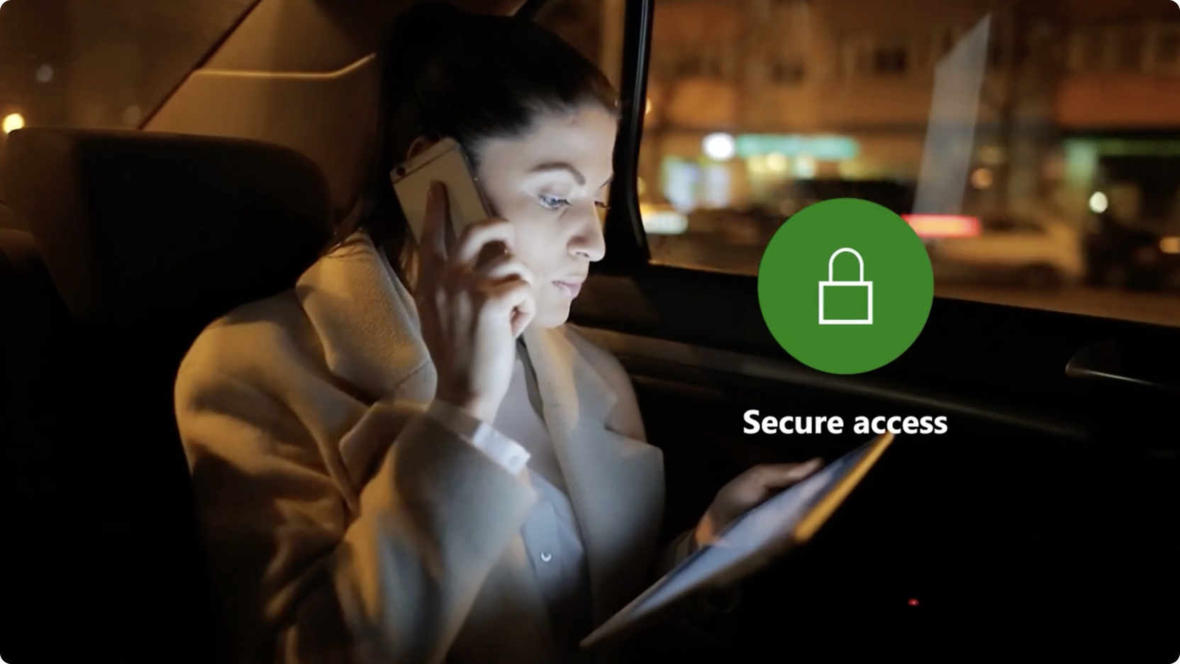 Una mujer en un coche por la noche hablando por teléfono y usando una tableta, con un icono de "acceso seguro" en la pantalla.