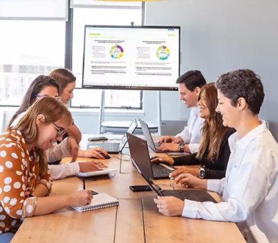 テーブルの周りに座っている人々のグループ