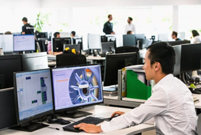 Personne regardant le bureau avec plusieurs moniteurs