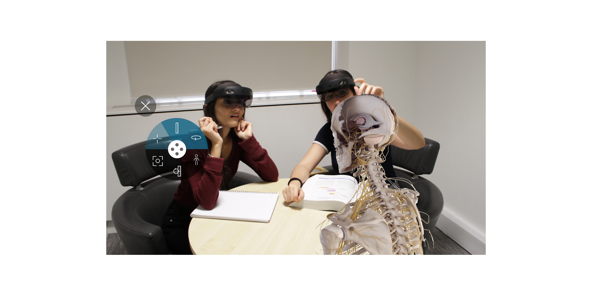 Twee personen die HoloLens 2 dragen en een skelet bekijken in mixed reality.