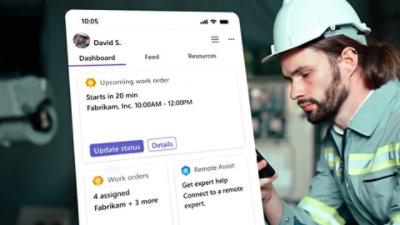 Un trabajador de una planta de fabricación con una tableta.