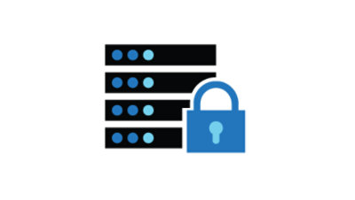 一个佩戴耳罩式耳机的人正在看笔记本电脑。