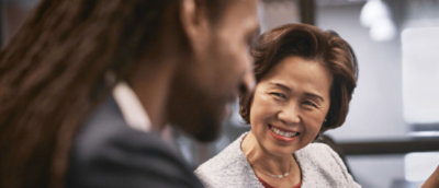 笑顔の男性と女性。