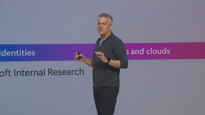 一位站著做簡報的男士。