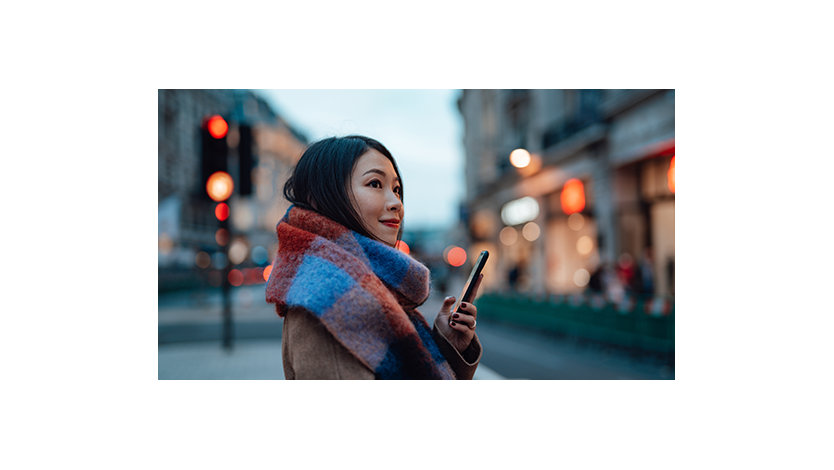 旅行中に Office アプリを使用する女性