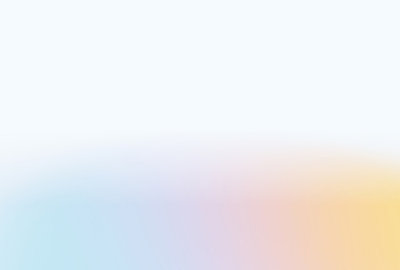 Gros plan d’une sculpture abstraite et brillante avec des formes translucides, arrondies et lisses de couleurs pastel.