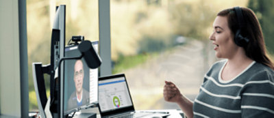 A women talking something in a meeting using desktop