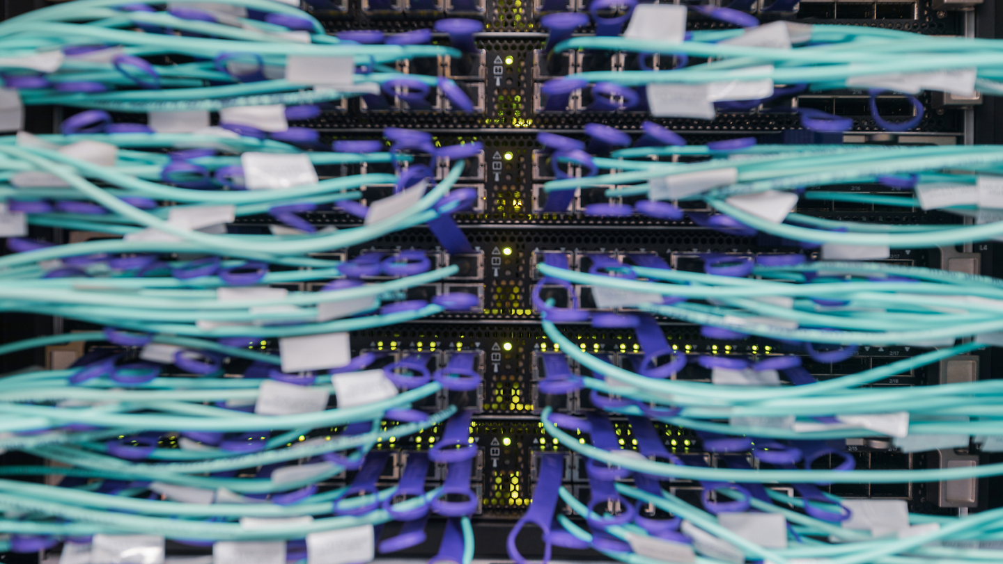 Kabels verbonden met een server