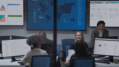 Personen, die an ihren Schreibtischen in einem Büro arbeiten