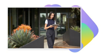  Una persona in piedi all'aperto che guarda un tablet 