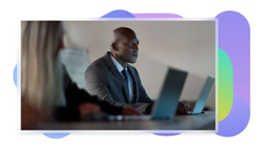 Una persona che lavora al portatile