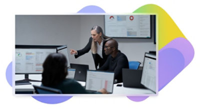 Due persone che lavorano insieme a una scrivania 