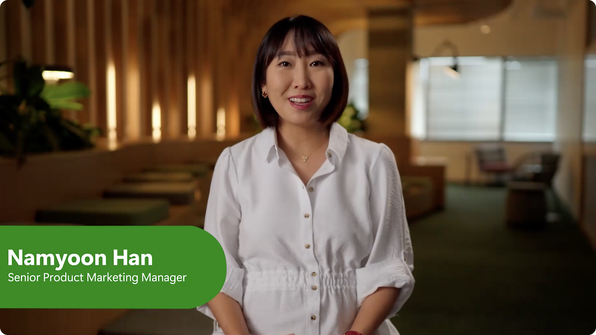 Uma mulher chamada namyoon han, identificada como gestora sénior de marketing de produtos, sorridente 