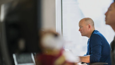 Personen, die in einem Büro arbeiten.